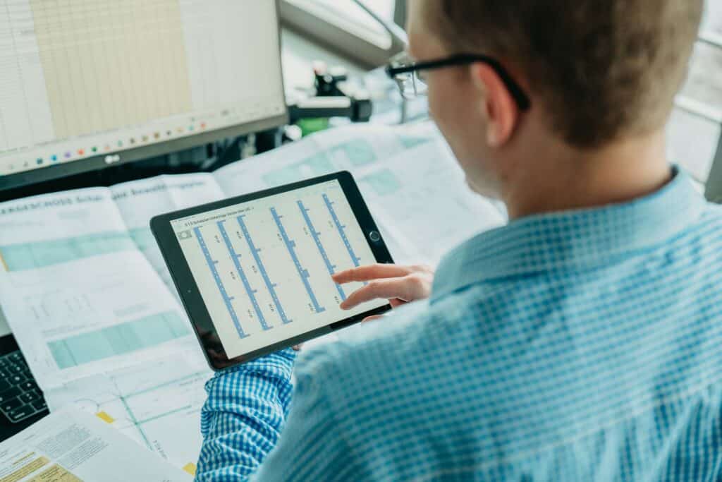 Hannes Müller bei der Tragwerksplanung Tablet